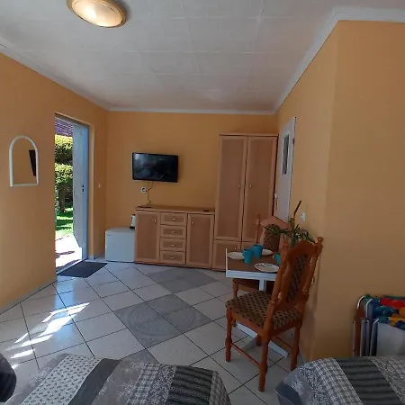 Pokoje Goscinne Akacja Resko Dzwirzyno Exterior photo