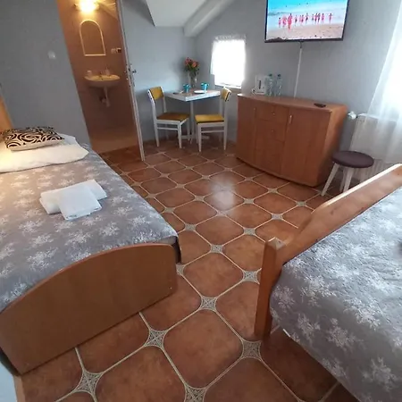 Pokoje Goscinne Akacja Resko Dzwirzyno Exterior photo